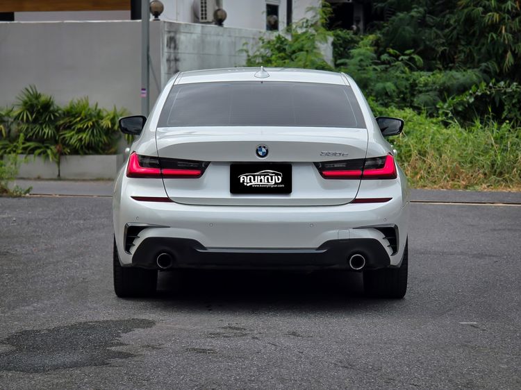 BMW Series 3 2021 330e Sedan ปลั๊กอินไฮบริด (PHEV) ไม่ติดแก๊ส เกียร์อัตโนมัติ ขาว รูปที่ 4