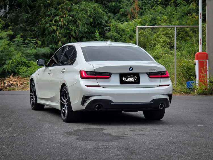 BMW Series 3 2021 330e Sedan ปลั๊กอินไฮบริด (PHEV) ไม่ติดแก๊ส เกียร์อัตโนมัติ ขาว รูปที่ 2