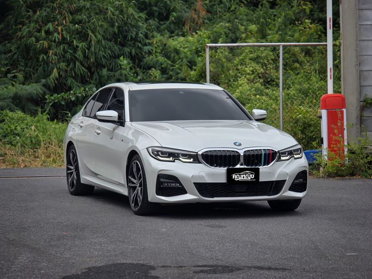 รถ BMW Series 3 330e สี ขาว