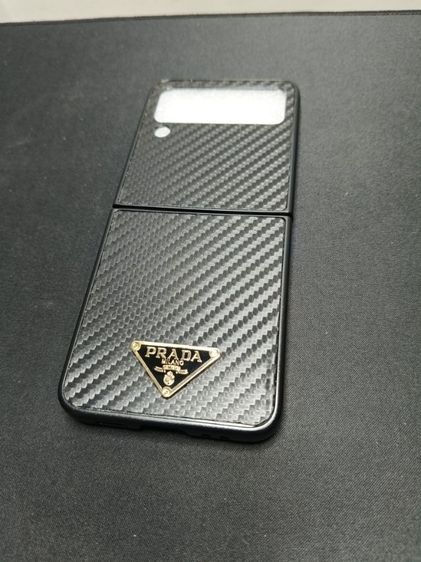 เคสโทรศัพท์มือถือลายคาร์บอนไฟเบอร์สีดำของ Prada สำหรับ Samsung Galaxy Z Flip 5 รูปที่ 3