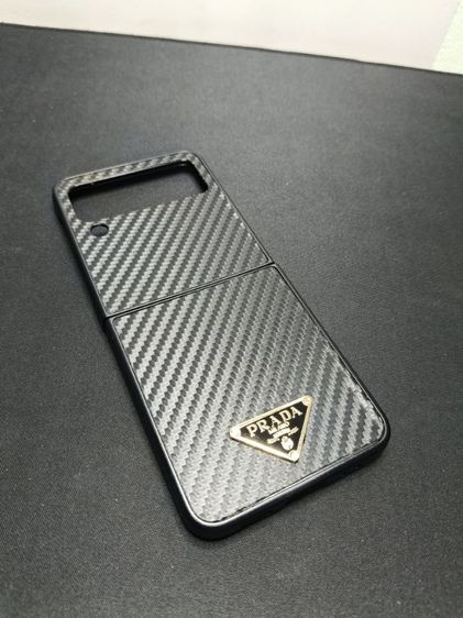 เคสโทรศัพท์มือถือลายคาร์บอนไฟเบอร์สีดำของ Prada สำหรับ Samsung Galaxy Z Flip 5