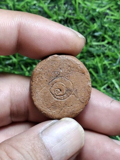 (ปิดแล้วครับ)เนื้อดินเก่าหลังจารยันต์ ไม่ทราบที่ รูปที่ 2