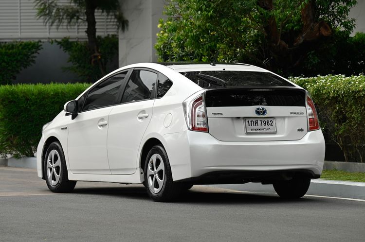 Toyota Prius 2013 1.8 Hybrid Top Option Grade Sedan ไฮบริด ไม่ติดแก๊ส เกียร์อัตโนมัติ ขาว รูปที่ 3