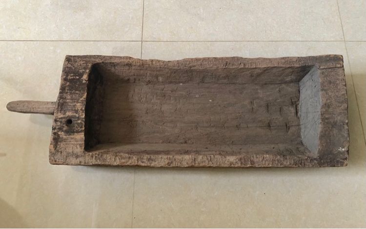 รางข้าวหมูไม้สักเก่า ไม้เนื้อแน่นหนาและหนัก