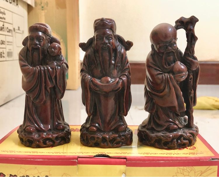 ฮกลกซิ่ว องค์สูง 12 ซม. เป็นงานหล่อเรซิ่น ซื้อมาจากฮ่องกงประมาณ10ปี