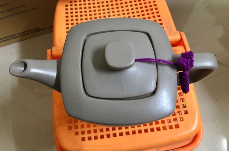 กาน้ำชาเซรามิก สีเทาเข้ม ทรงสวย ของใหม่ สภาพดี ไม่มีแตกร้าว รูปที่ 2