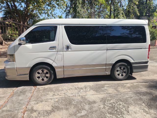 รถ Toyota Ventury 2.7 V สี ขาว