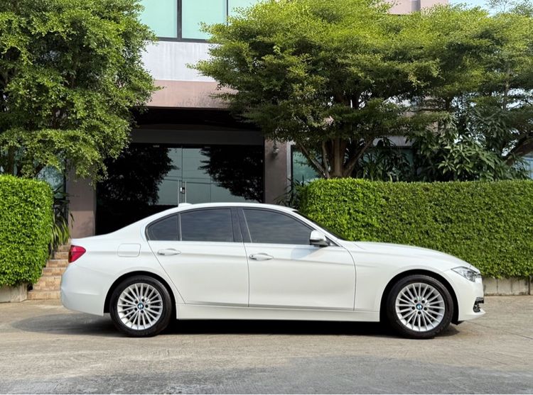 BMW Series 3 2018 320d Sedan ดีเซล ไม่ติดแก๊ส เกียร์อัตโนมัติ ขาว รูปที่ 2