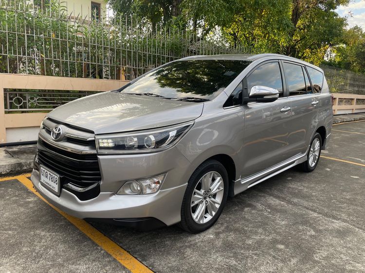 รถ Toyota Innova 2.8 Crysta V สี บรอนซ์เงิน