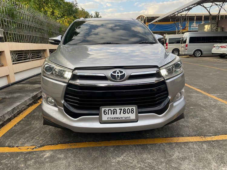 Toyota Innova 2017 2.8 Crysta V Sedan ดีเซล เกียร์อัตโนมัติ บรอนซ์เงิน รูปที่ 2