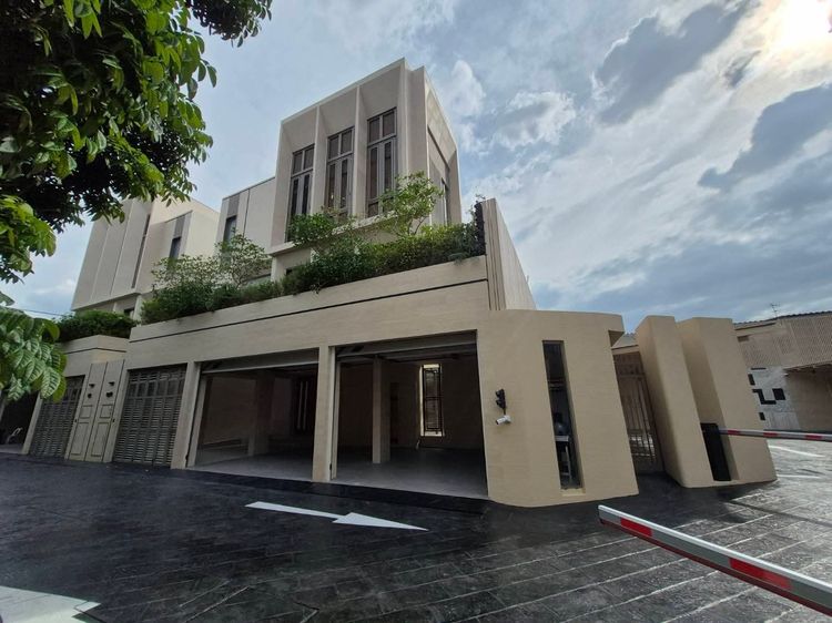 บ้านเดี่ยว 3 ชั้น ย่านสาทรถนนจันทน์ ใกล้ทางด่วน 800ม.