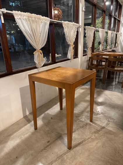 โต๊ะไม้สัก