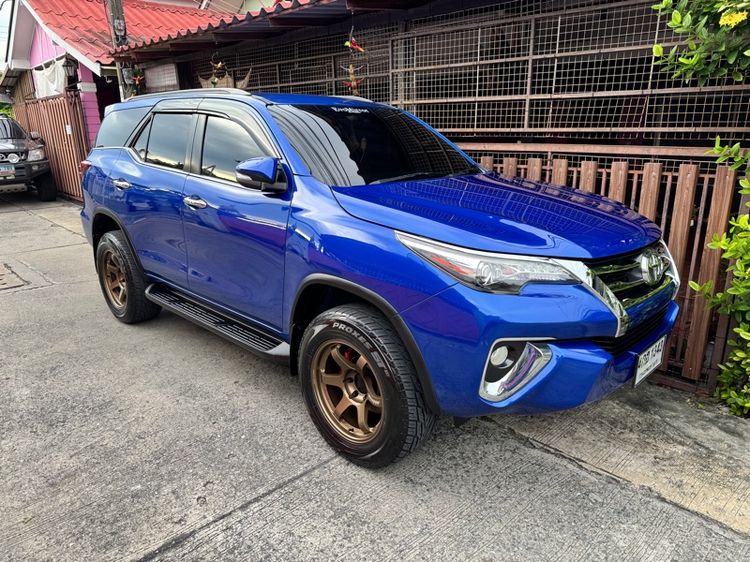 รถ Toyota Fortuner 2.8 V 4WD สี น้ำเงิน
