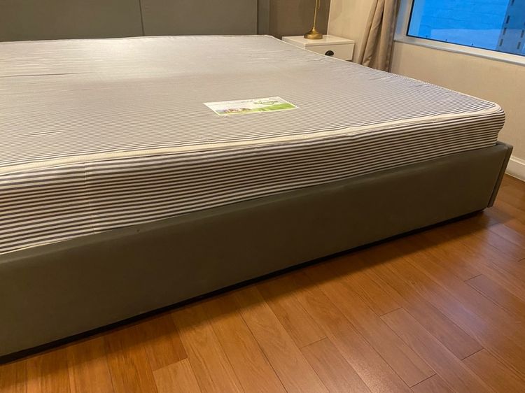 เตียง 6ฟุต พร้อมฟูกที่นอน สภาพดี  รูปที่ 5