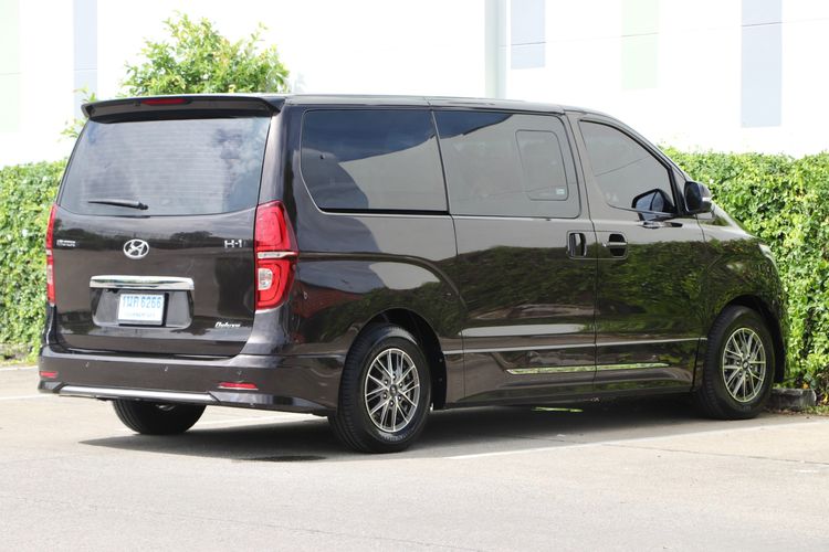 Hyundai H-1  2020 2.5 Deluxe Van ดีเซล ไม่ติดแก๊ส เกียร์อัตโนมัติ น้ำตาล รูปที่ 4