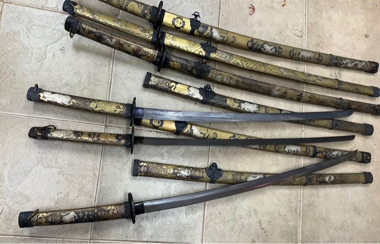 ดาบปลอกทองเหลืองประดับมุก