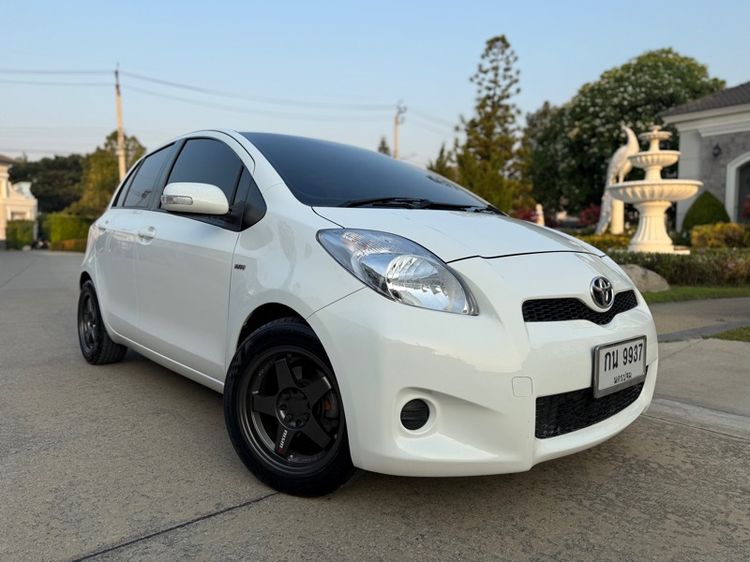 รถ Toyota Yaris 1.5 E สี ขาว