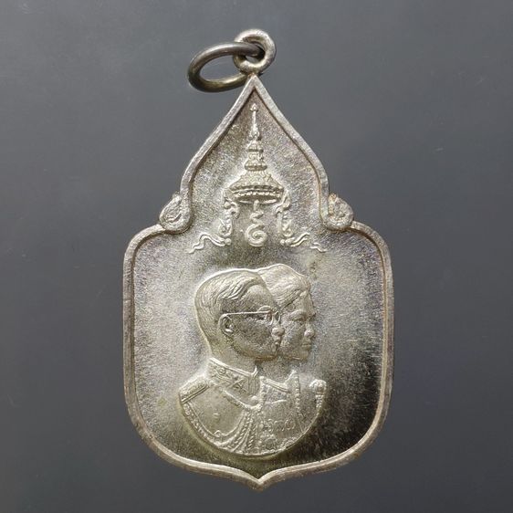 เหรียญไทย เหรียญที่ระลึกสมโภชน์ช้างเผือก 3 เชือก เพชรบุรี เนื้อเงิน พ.ศ.2521 ( บล็อกช้าง มีจุด )