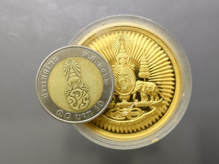 เหรียญตราสัญลักษณ์ กาญจนาภิเษก สองหน้า ขนาด 4 ซม. เนื้อทองชุบ พ.ศ.2539 ขนาดใหญ่ หายาก  รูปที่ 6