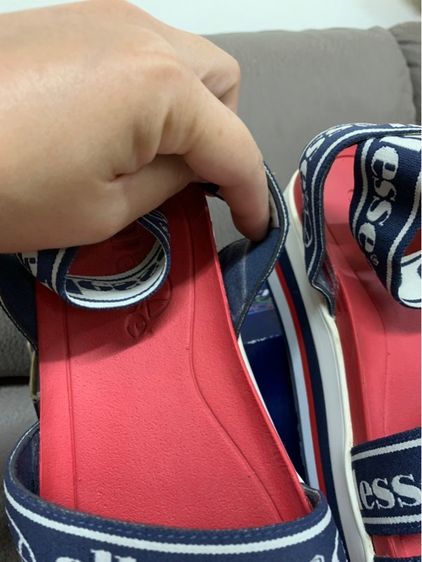 ขายรองเท้า ellesse (มือสอง) เป็นแบรนด์รองเท้าแฟชั่นสไตล์สปอร์ตเรโทรจากอิตาลี มีกาวหลุดด้านข้างนิดหน่อย 👟 ไซส์ 39.5 (26 CM) US8 UK6 รูปที่ 5