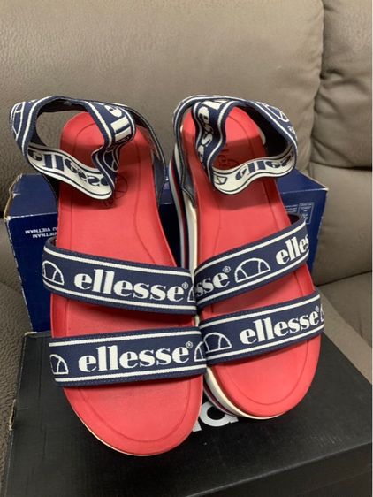 ขายรองเท้า ellesse (มือสอง) เป็นแบรนด์รองเท้าแฟชั่นสไตล์สปอร์ตเรโทรจากอิตาลี มีกาวหลุดด้านข้างนิดหน่อย 👟 ไซส์ 39.5 (26 CM) US8 UK6 รูปที่ 3