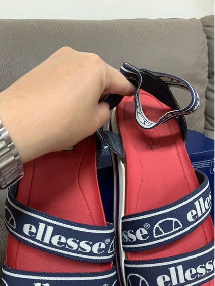 ขายรองเท้า ellesse (มือสอง) เป็นแบรนด์รองเท้าแฟชั่นสไตล์สปอร์ตเรโทรจากอิตาลี มีกาวหลุดด้านข้างนิดหน่อย 👟 ไซส์ 39.5 (26 CM) US8 UK6 รูปที่ 2
