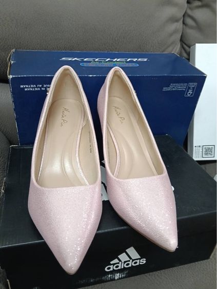 ขายรองเท้าหัวแหลมส้นสูง สีชมพูมีเพชร ใส่แค่ครั้งเดียว ใหม่มาก (มือสอง) 