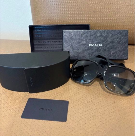 แว่นตากันแดด PRADA
