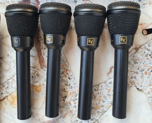 ไมค์สาย EV ELECTRO-VOICE ไดนามิคไมค์รุ่นN D967 พร้อมซองและคอจับไมค์ตัวละ4000 บาท