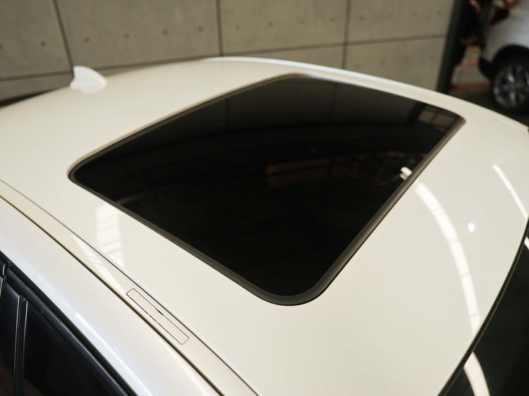 BMW Series 3 2021 330e Sedan ปลั๊กอินไฮบริด (PHEV) ไม่ติดแก๊ส เกียร์อัตโนมัติ ขาว รูปที่ 3