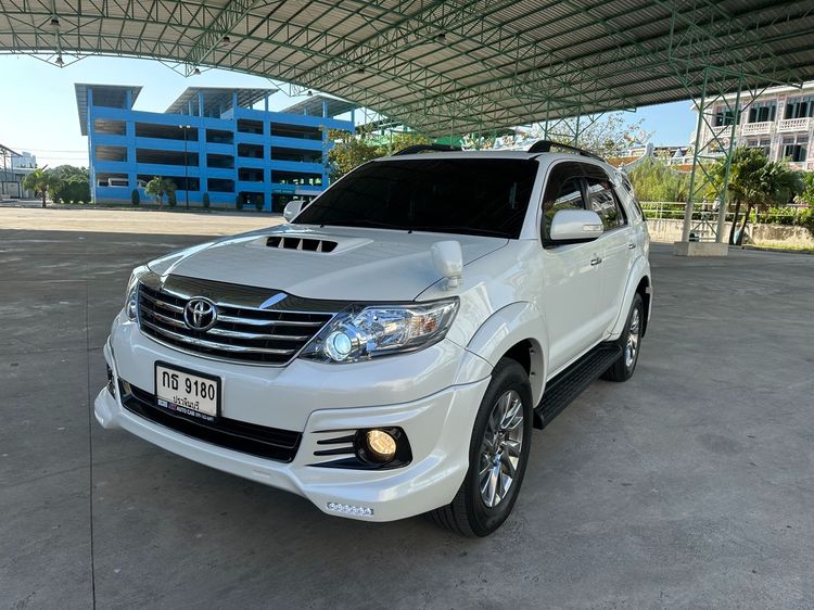 รถ Toyota Fortuner 3.0 V สี ขาว