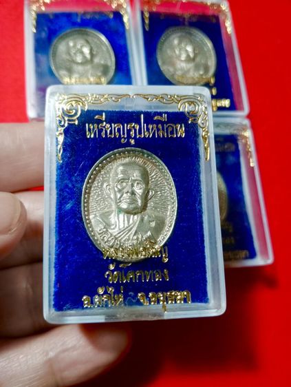 ประกันแท้..เหรียญหล่อรูปเหมือนเนื้อเงินแท้หลวงพ่อเชิญวัดโคกทองจังหวัดอยุธยาปี 2535 สภาพเดิมพร้อมกล่องเดิมจากวัด รูปที่ 15