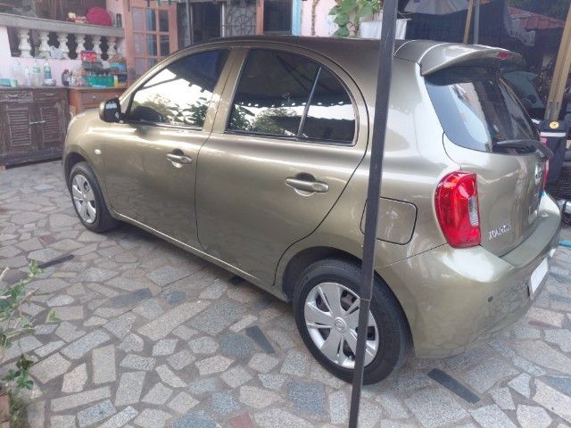 รถ Nissan March 1.2 E สี เขียว