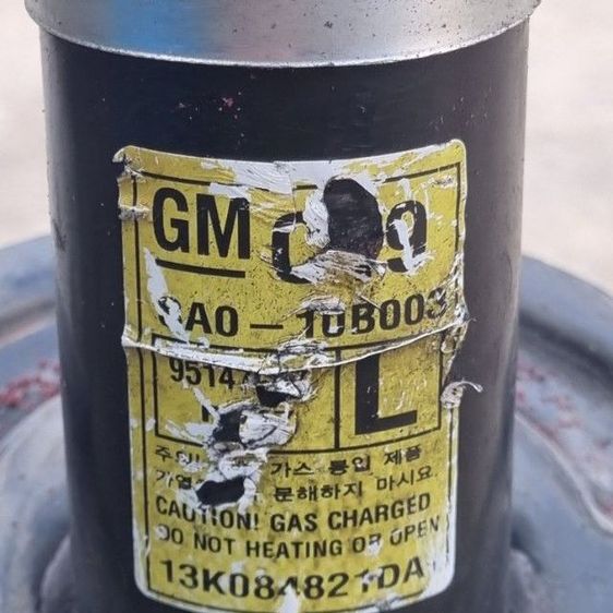 โช๊คหน้า Captiva แท้ ไม่รั่วซึม ขายตามสภาพในรูป ความหนืดยังดี(ขึ้น-ลงช้า) โช๊คอัพหน้า Chevrolet Captiva แท้ (1 คู่ )พร้อม เบ้าหัวโช๊ค 1 ข้าง( บูทยางยังไม่ร้าวไม่แตก) โช๊คตัวละ 850 บาท เบ้าอันละ 300 บาท (รวมโช๊ค 1 คู่เบ้า 1 อัน) ทั้งหมด 1,600 บาทครับ รูปที่ 3