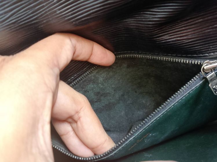 กระเป๋า Louis Vuitton Trapeze Clutch รูปที่ 7