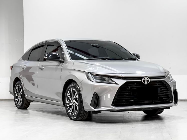 Toyota Yaris ATIV 2025 1.2 Premium Luxury Sedan เบนซิน เกียร์อัตโนมัติ บรอนซ์เงิน รูปที่ 3