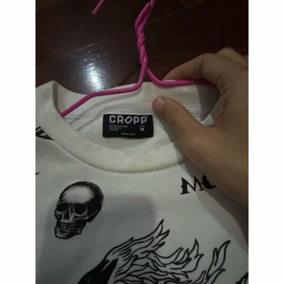 ส่งต่อ เสื้อแขนยาว size M ยี่ห้อ cropp สีขาวลาย graffic รูปที่ 2