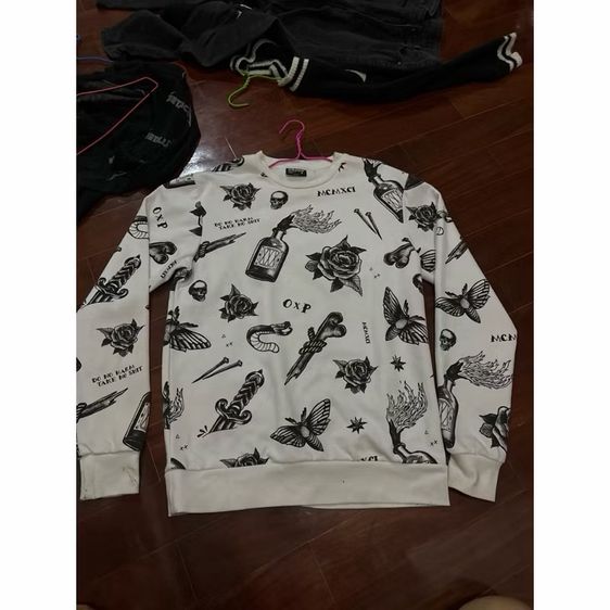 ส่งต่อ เสื้อแขนยาว size M ยี่ห้อ cropp สีขาวลาย graffic