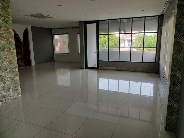 🏠 Restaurant Building for Sale in Surat Thani – Great Location Near Main Road รูปที่ 3