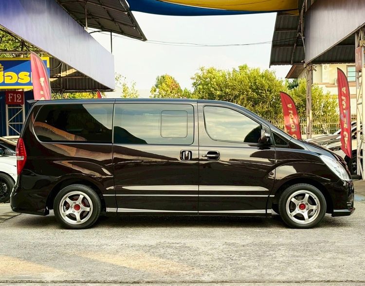 Hyundai H-1  2018 2.5 Deluxe Van ดีเซล ไม่ติดแก๊ส เกียร์อัตโนมัติ น้ำตาล รูปที่ 2