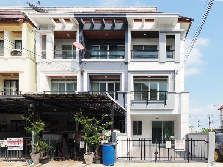 ขายทาวน์โฮม 3 ชั้น บ้านกลางเมือง พระราม 9 - รามคำแหง 21.1 ตรว. 3นอน 3น้ำ ขาย 3.48ล้าน