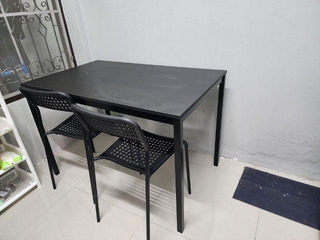 โต๊ะอีเกีย พร้อมเก้าอี้2ตัว มารับเอง จ่ายวันมารับได้เลย วชิรธรรมสาธิต