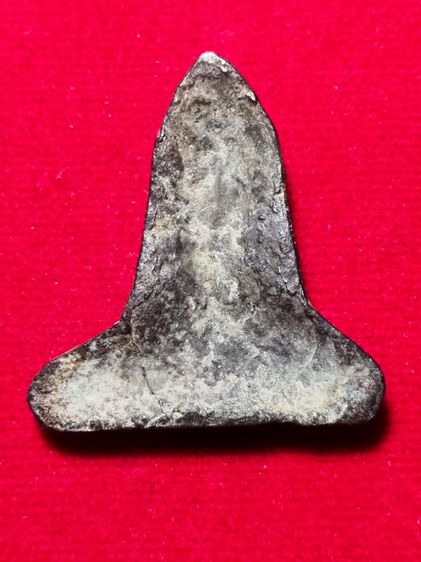 พระร่วงนั่งเข่ากว้าง พิมพ์ใหญ่ เนื้อชินเงิน กรุวัดเขาพนมเพลิง ศรีชานาลัย จังหวัดสุโขทัย รูปที่ 2