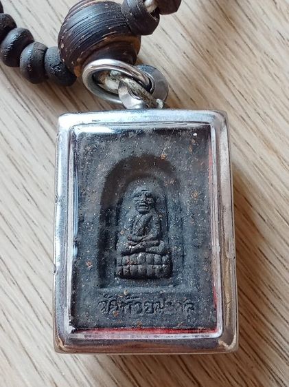 หลวงปู่ทวด-พระพุทธโสธร เนื้อว่านดำ ปี48 ใส่กรอบพร้อมสร้อย วัดห้วยมงคล รูปที่ 2