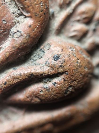 พระเปิดลำพูนเนื้อแดงครับ รูปที่ 9