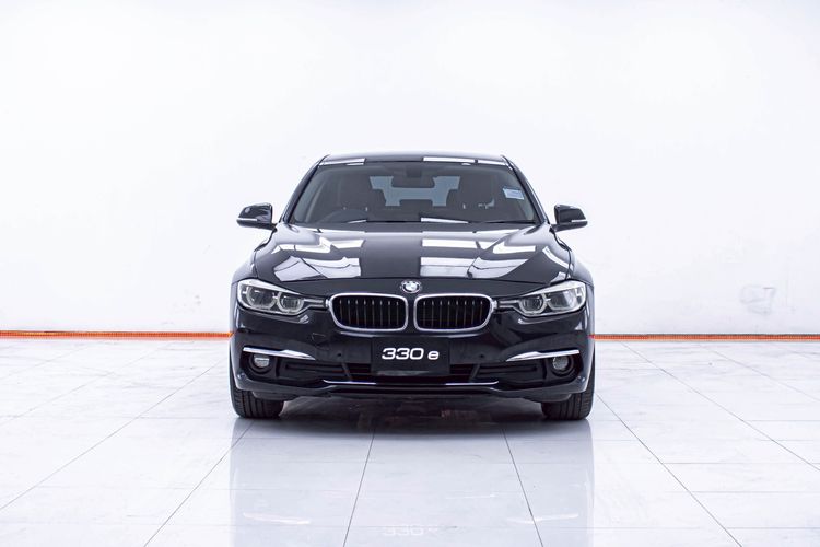 BMW Series 3 2017 330e Sedan ปลั๊กอินไฮบริด (PHEV) ไม่ติดแก๊ส เกียร์อัตโนมัติ ดำ รูปที่ 4