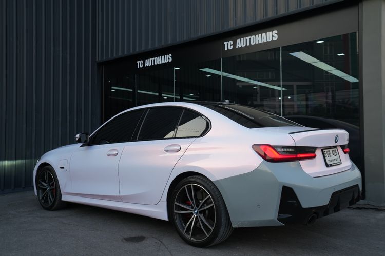 BMW Series 3 2023 330e Sedan ปลั๊กอินไฮบริด (PHEV) ไม่ติดแก๊ส เกียร์อัตโนมัติ เทา รูปที่ 4
