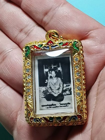 รูปถ่ายล็อกเก็ตคุณแม่บุญเรือน โตงบุญเติม รุ่นแรก สภาพสวยเดิม พร้อมเลี่ยมตลับทองสวิสลงยาฝังเพชรcz กันน้ำอย่างดี อาราธนาบูชาขึ้นคอได้เลยครับ  รูปที่ 3