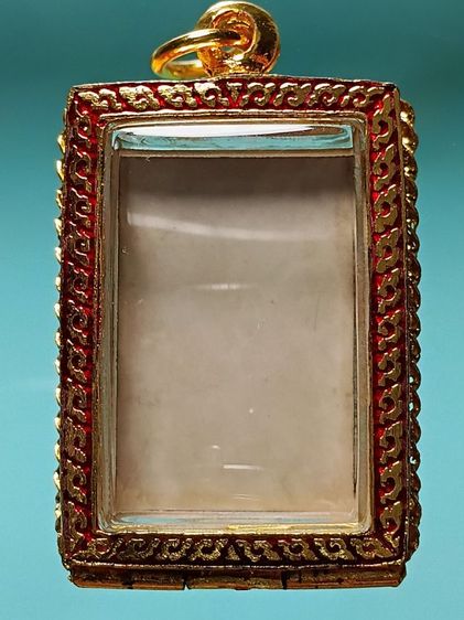 รูปถ่ายล็อกเก็ตคุณแม่บุญเรือน โตงบุญเติม รุ่นแรก สภาพสวยเดิม พร้อมเลี่ยมตลับทองสวิสลงยาฝังเพชรcz กันน้ำอย่างดี อาราธนาบูชาขึ้นคอได้เลยครับ  รูปที่ 2