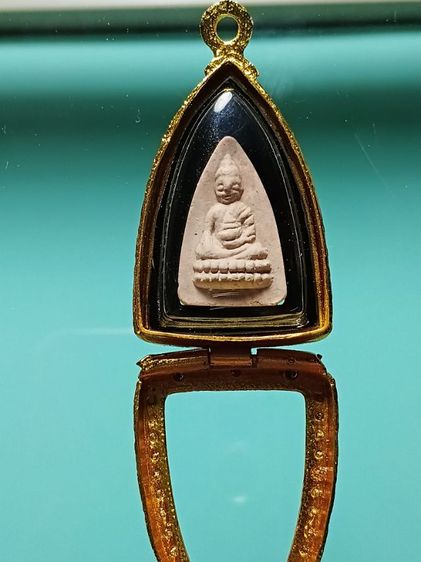 พระพุทธโธน้อย คุณแม่บุญเรือน โตงบุญเติม วัดอาวุธ รุ่นเเรก ปี2494 สภาพสวยเก็บเก่าสวยเดิม ผิวหิ้งๆเลยครับ น่าใช้มากครับ รูปที่ 3